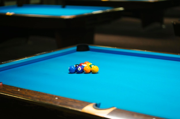 Tavolo da biliardo blu con palline