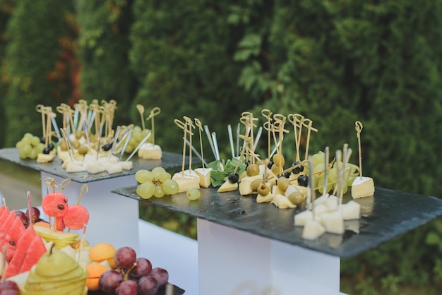 Tavolo da buffet al festival. Antipasti per un aperitivo ad un matrimonio o una festa