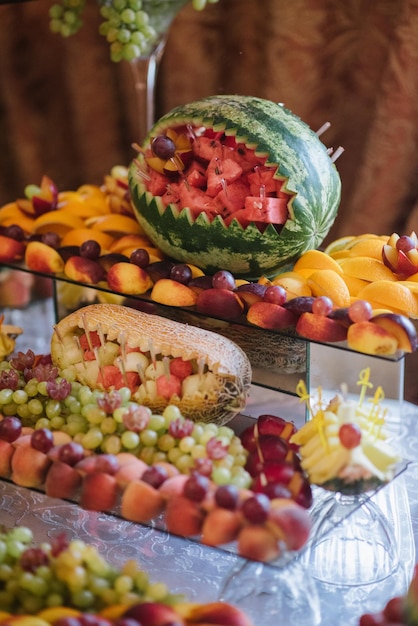 Tavolo da buffet nuziale con diverse varietà di frutta fresca