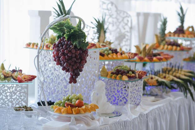 Tavolo da buffet nuziale con diverse varietà di frutta fresca