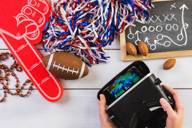 Tavolo da calcio per il giorno della partita. Guardare il gioco su occhiali VR.