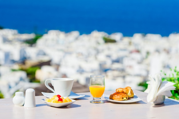 Tavolo da colazione di lusso perfetto all'aperto a Mykonos, in Grecia, in Europa.