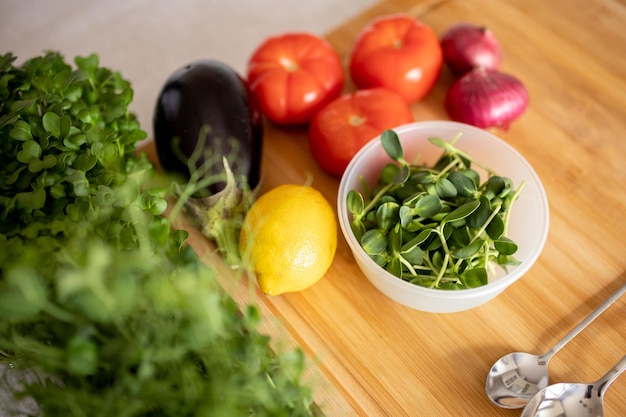 Tavolo da cucina con gli ingredienti per cucinare cibi sani