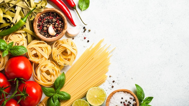 Tavolo da cucina con ingredienti. Concetto di cucina italiana