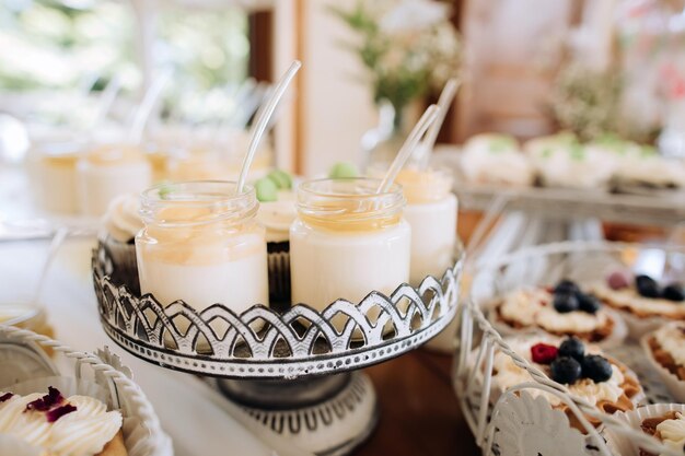 Tavolo da dessert a una festa Una varietà di dolci nel ristorante