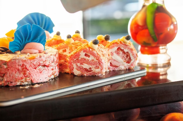 Tavolo da dessert in un hotel turco Varie torte e dolci a buffet