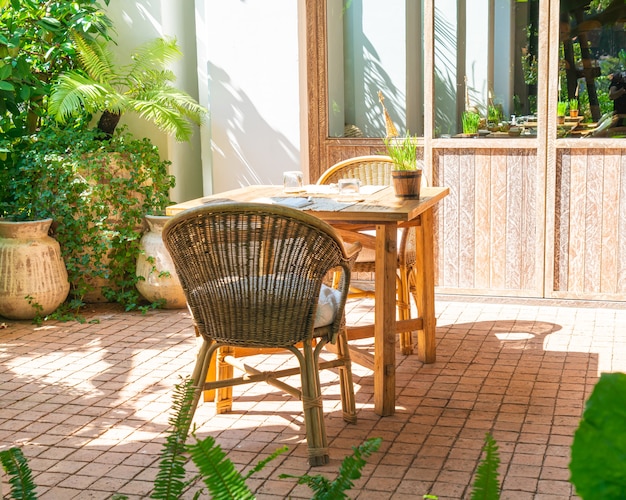 tavolo da esterno e sedia o tavolo da pranzo all'aperto