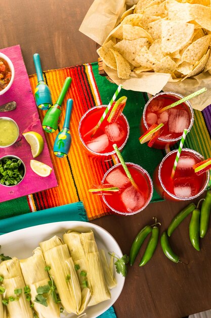 Tavolo da festa con tamales, margarita alla fragola e pan dulche.