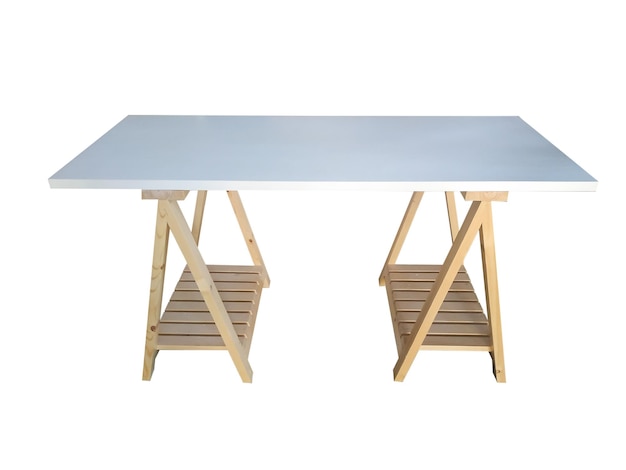 Tavolo da lavoro in legno con ripiani su sfondo bianco.