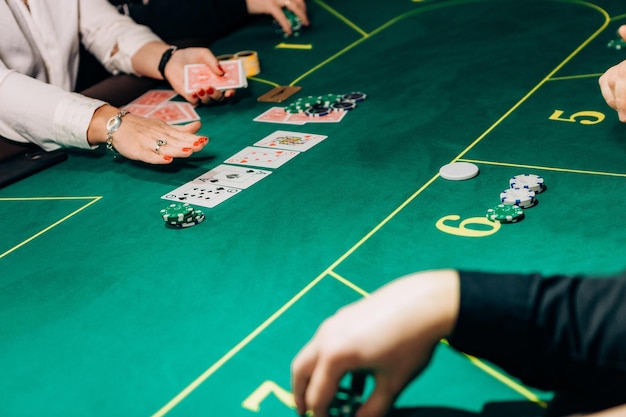 Tavolo da poker del casinò scommesse con fiches per soldi