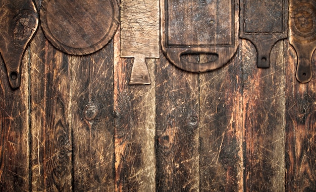 Tavolo da portata. Diverso vecchio tagliere. Su un tavolo di legno.