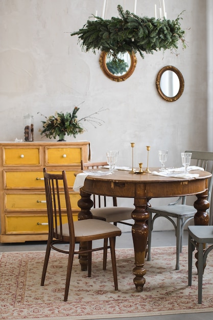 Tavolo da pranzo con candelabri e bicchieri preparati per la celebrazione con il Natale