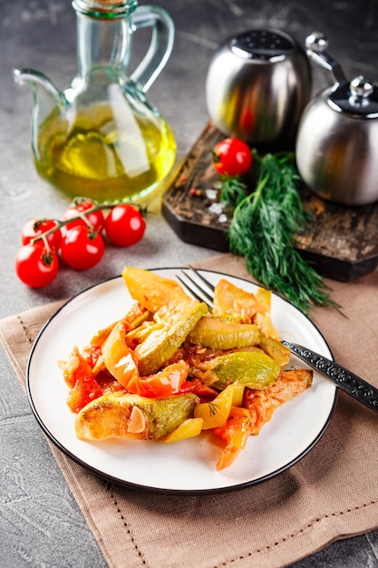 Tavolo da pranzo con menu fisso di piatti diversi per pranzi sani e nutrienti nel pranzo di lavoro del ristorante