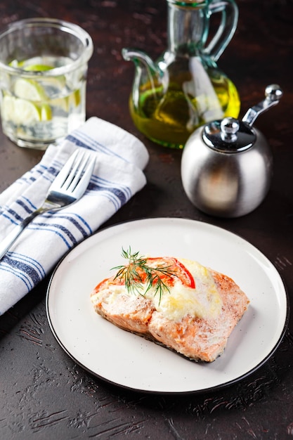 Tavolo da pranzo con piatti diversi menu fisso per pranzi di lavoro nutrienti e salutari nel ristorante