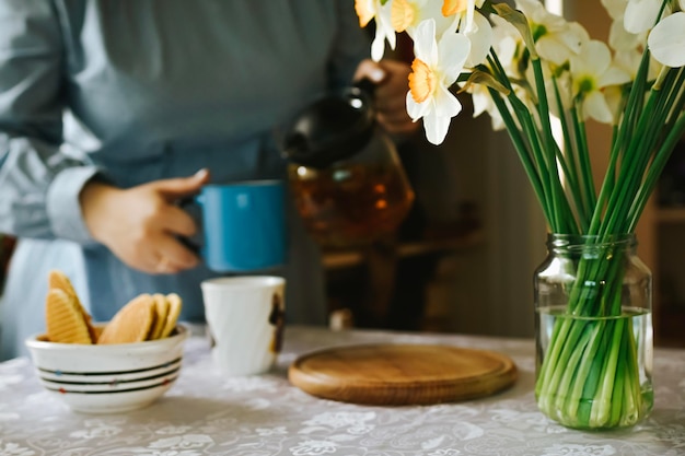 Tavolo da pranzo con tazze da tè