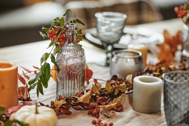 Tavolo da pranzo decorato con rami di frassino