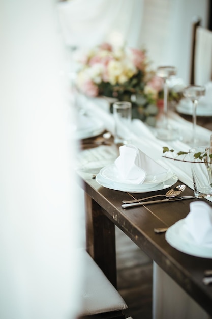 Tavolo da pranzo decorato in stile rustico presso il luogo del matrimonio.