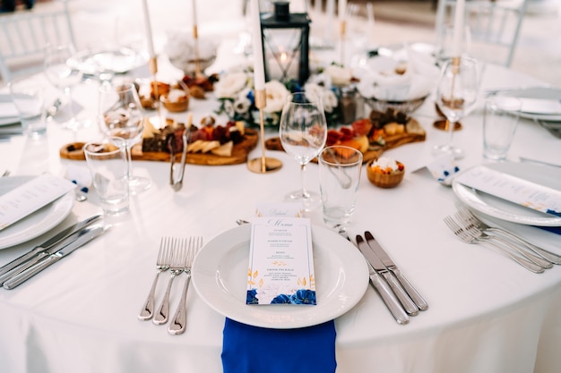 Tavolo da pranzo di nozze ricevimento piatto bianco sul tavolo tre forchette a sinistra tre coltelli sul