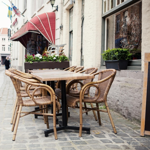 Tavolo da pranzo e sedie di street cafe fuori a Bruges, Belgio