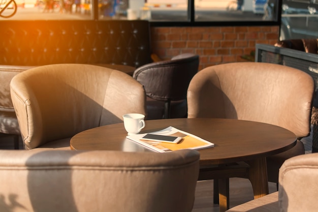 Tavolo da pranzo in un ristorante con una tazza di caffè