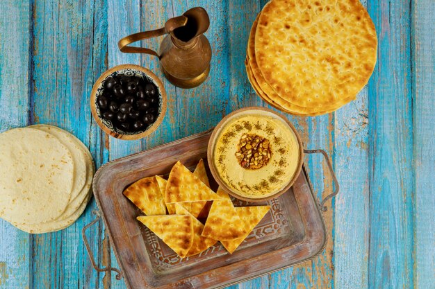 Tavolo da pranzo indiano con pita, hummus e olive