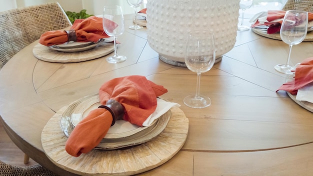 Tavolo da pranzo moderno in casa di lusso.
