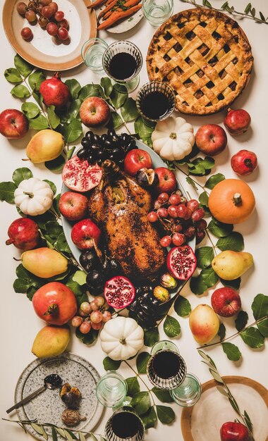 Tavolo da pranzo per la celebrazione del Ringraziamento con anatra arrosto e frutta di stagione