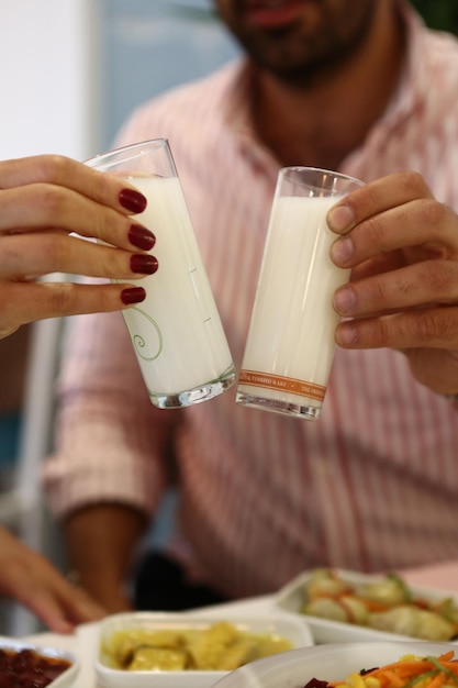 Tavolo da pranzo tradizionale turco e greco con bevanda alcolica speciale Raki Ouzo e Raki turco i