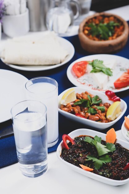 Tavolo da pranzo tradizionale turco e greco con bevanda alcolica speciale Raki Ouzo e Raki turco i