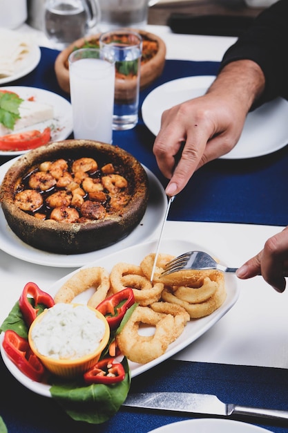 Tavolo da pranzo tradizionale turco e greco con bevanda alcolica speciale Raki Ouzo e Raki turco i