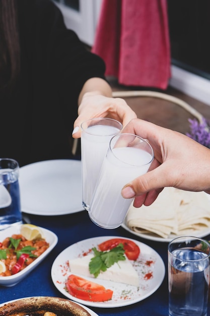 Tavolo da pranzo tradizionale turco e greco con bevanda alcolica speciale Raki Ouzo e Raki turco i