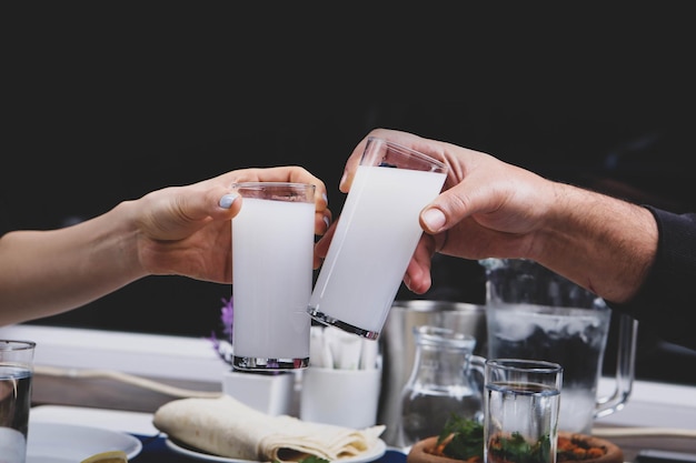 Tavolo da pranzo tradizionale turco e greco con bevanda alcolica speciale Raki Ouzo e Raki turco i