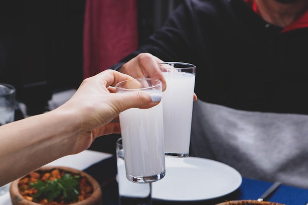 Tavolo da pranzo tradizionale turco e greco con bevanda alcolica speciale Raki Ouzo e Raki turco i