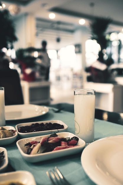 Tavolo da pranzo tradizionale turco e greco con bevanda alcolica speciale Raki Ouzo e Raki turco i