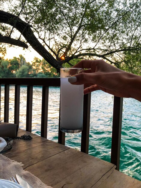 Tavolo da pranzo tradizionale turco e greco con bevanda alcolica speciale Raki. Ouzo e Raki turco i