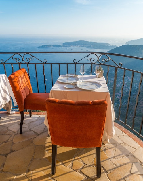 Tavolo da pranzo vuoto con vista mozzafiato sulla Riviera francese in una giornata di sole