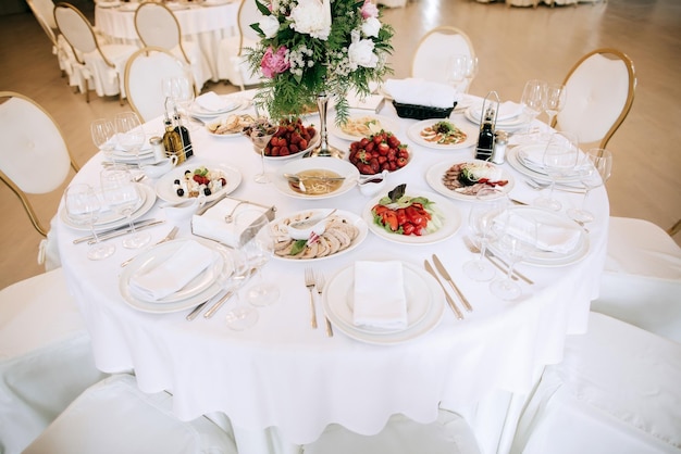 Tavolo da ristorante con cibo Servizio di catering Decorazione per feste di matrimonio Pranzo all'ora di cenax9