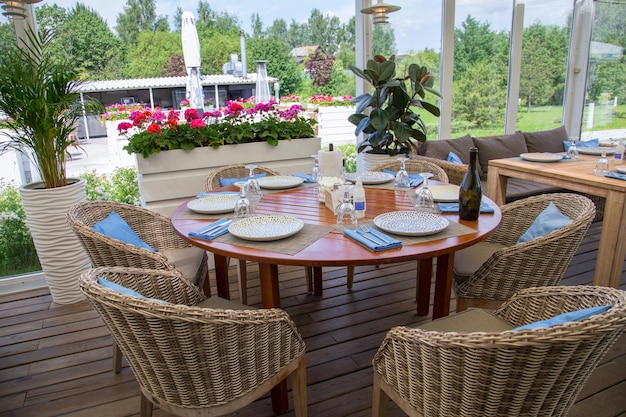 Tavolo da ristorante e sedia in legno con uno sfondo naturale sfocato