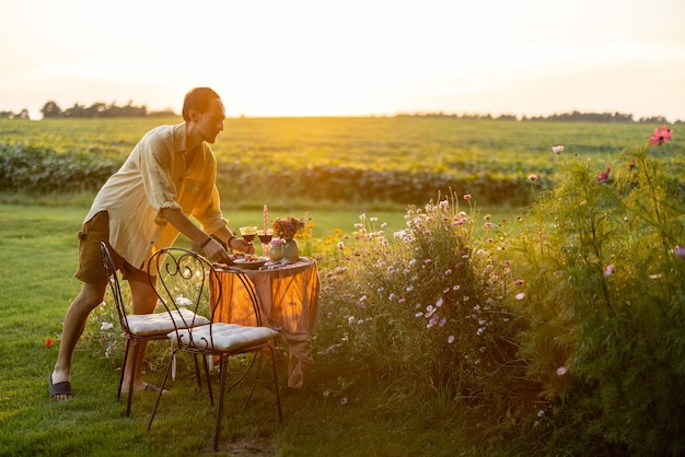 Tavolo da servizio per una cena romantica su un prato verde