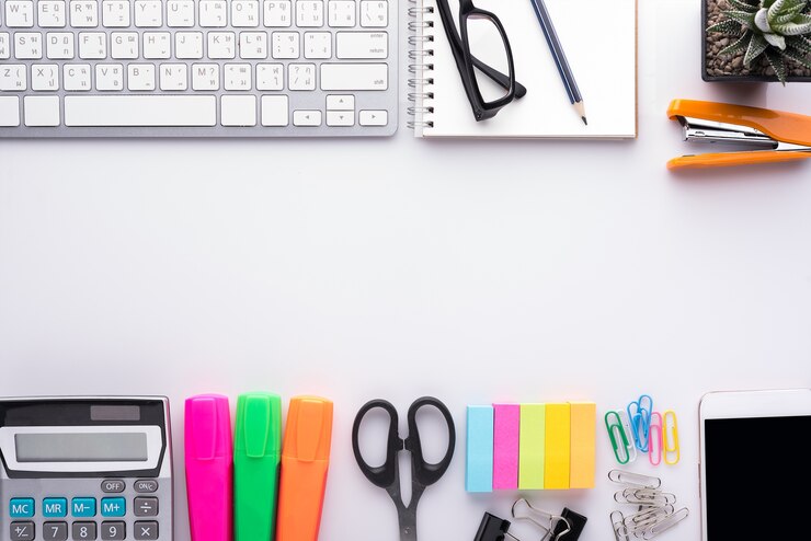 Tavolo da ufficio bianco con accessori per la scuola con forniture per ufficio. Vista dall'alto con copia s