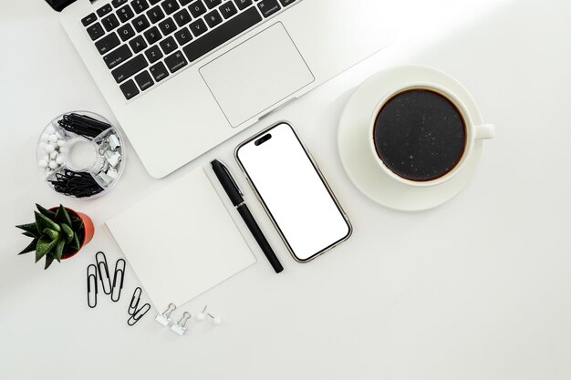 Tavolo da ufficio bianco con tastiera vuota per computer notebook e altre forniture per ufficio Vista dall'alto con spazio per la copia piatto