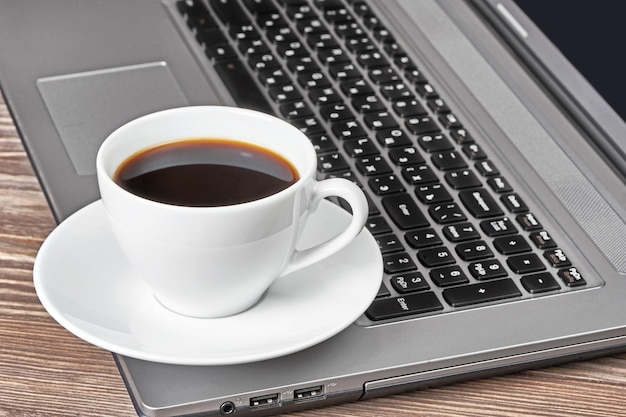 Tavolo da ufficio con laptop e tazza di caffè