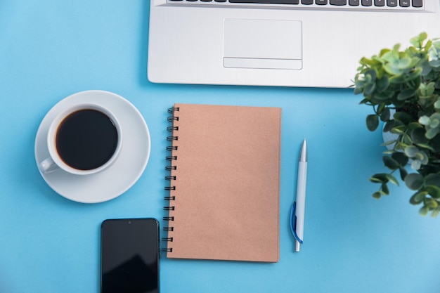 Tavolo da ufficio con tazza da caffè per computer portatile