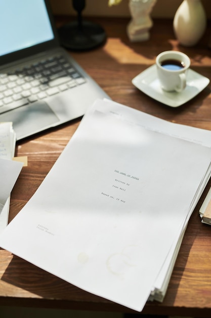 Tavolo da ufficio illuminato dalla luce solare con documenti e caffè
