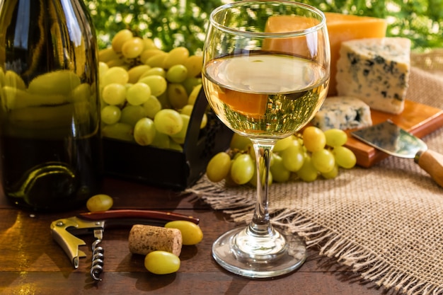 Tavolo da vino con formaggio e uva