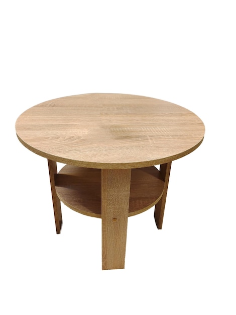 Tavolo decorativo in legno con tre gambe su sfondo bianco isolato girato in studio vista frontale