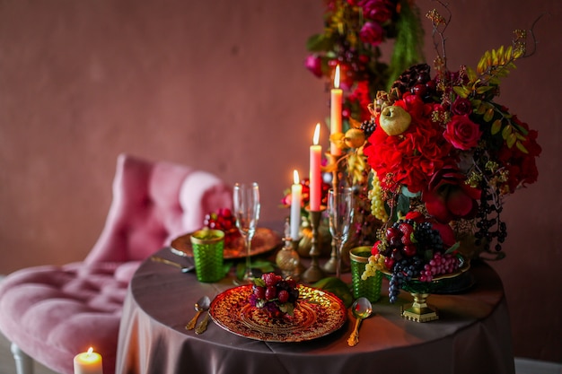 Tavolo decorato con frutta e candele artificiali