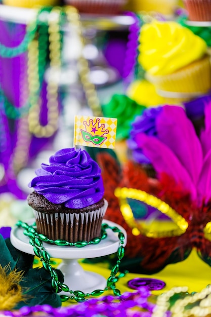 Tavolo decorato per la festa del Mardi Gras.