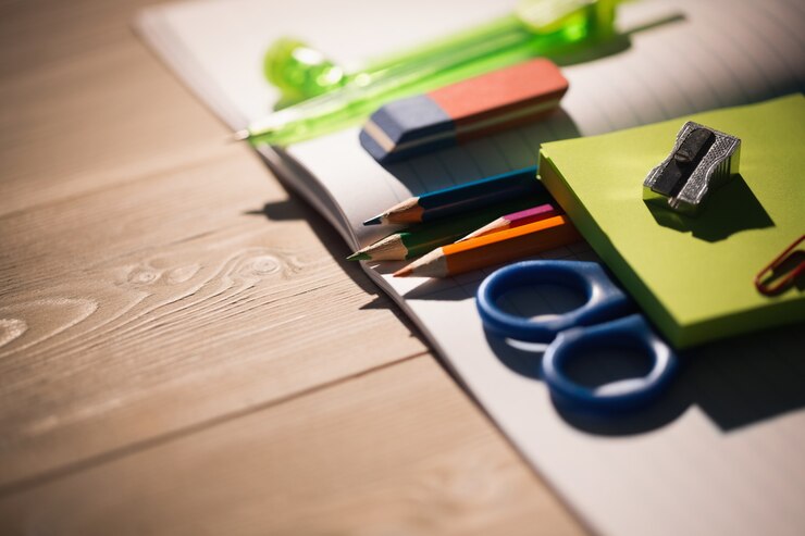 Foto tavolo degli studenti con materiale scolastico