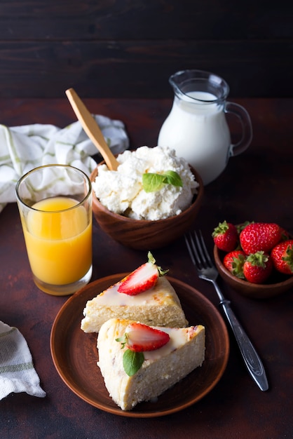 Tavolo della colazione con ingredienti sani e gustosi